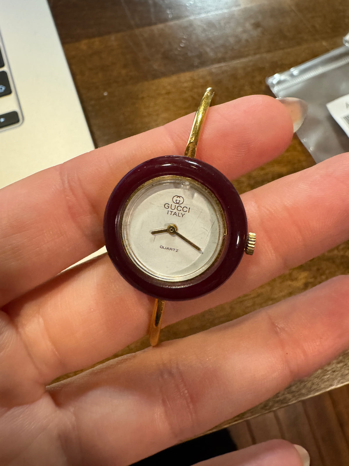 80s GUCCI 11/12.2 Gold Maroon Bezel Bangle Watch