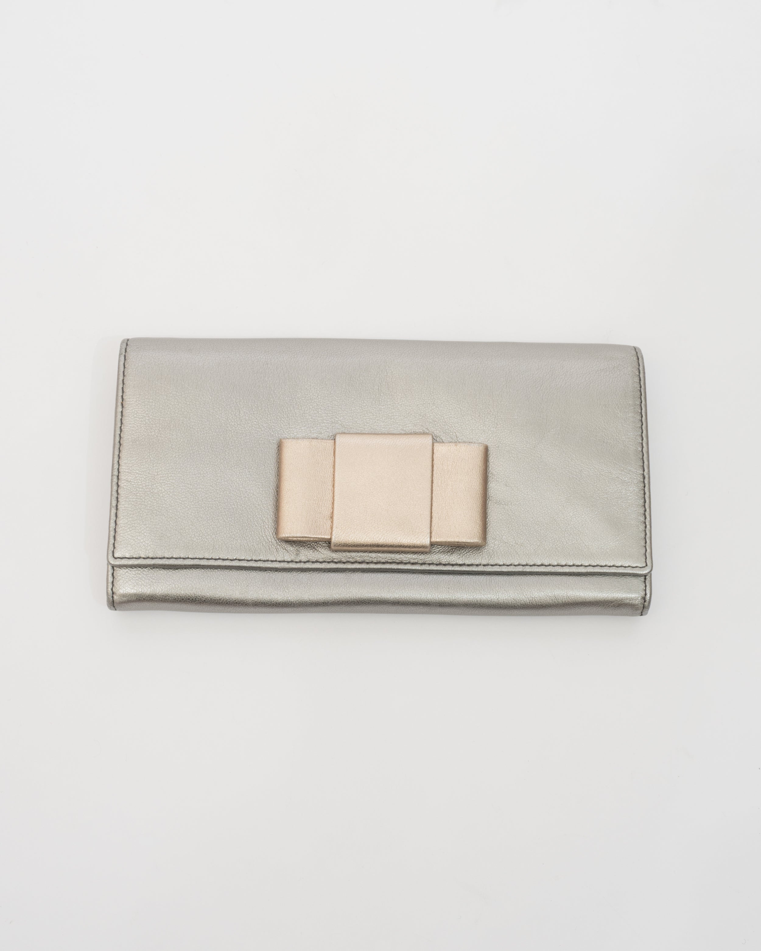 驚きの安さ MIU MIU Silver Metallic Bow Wallet – Closed Caption 小物