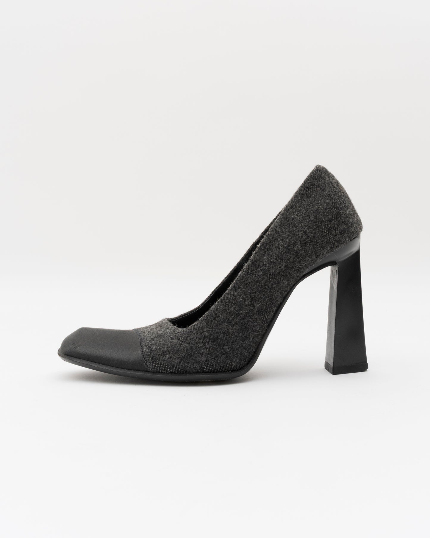 90s PRADA Sculptural Grey Wool Pumps (36)