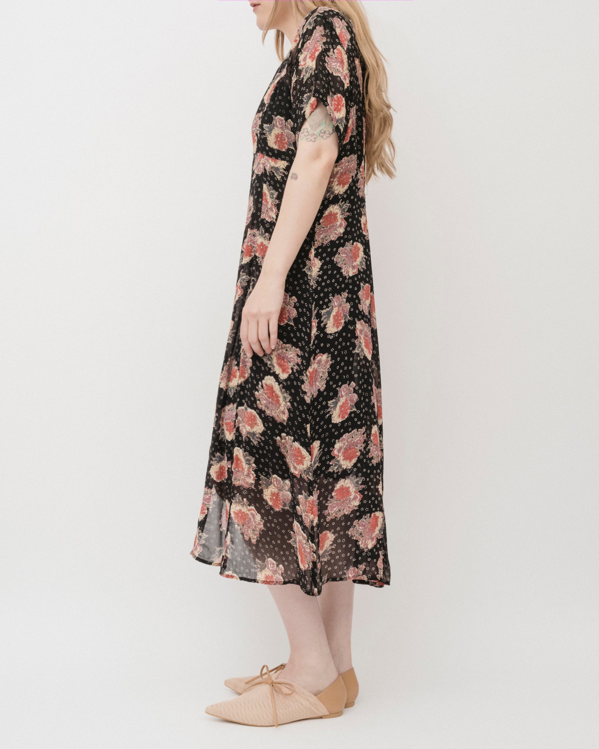 Vintage 90s Chiffon Floral Duster (S-L) Closed Caption Vintage 90s Chiffon Floral Duster (S-L) Closed Caption