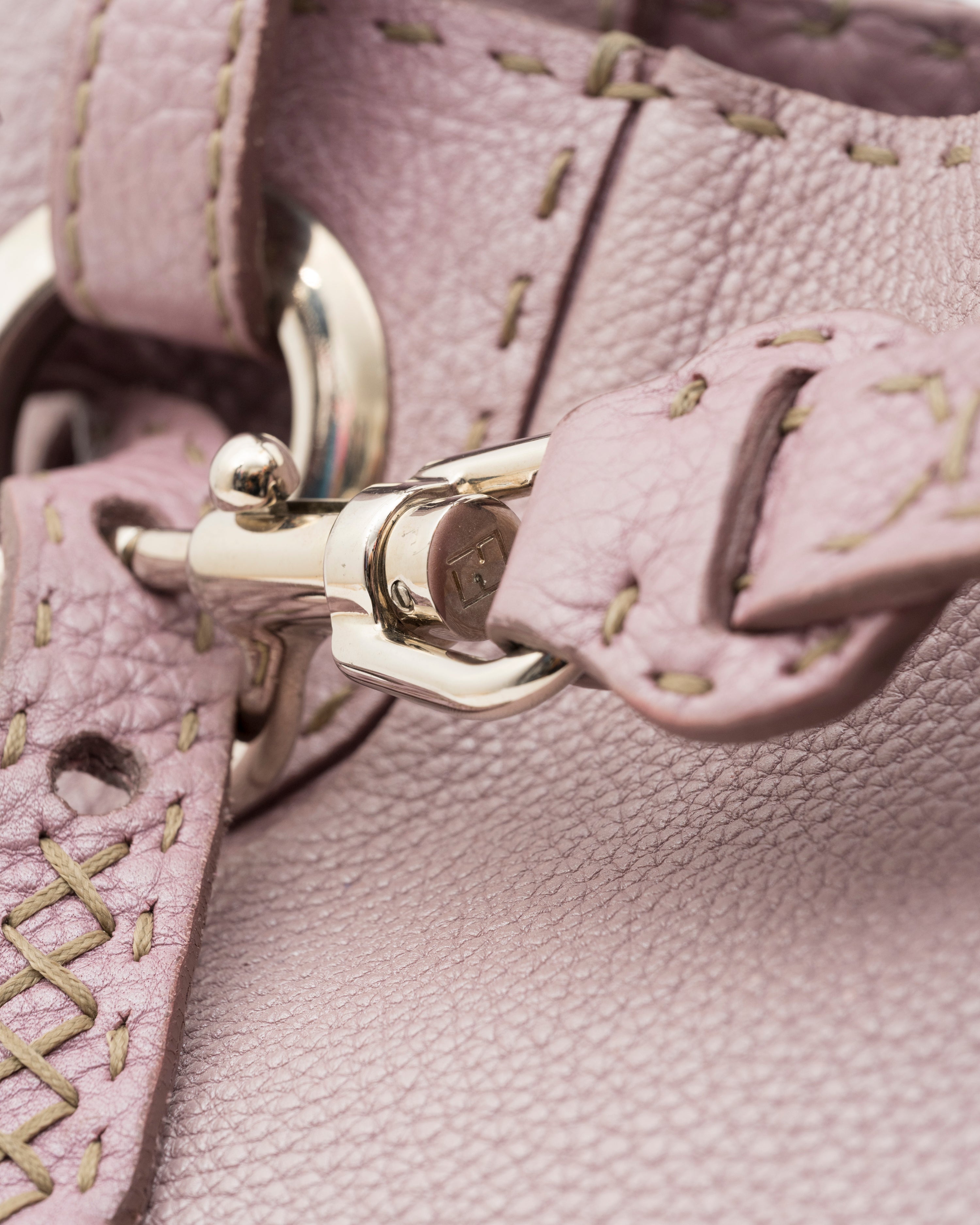 セルライティ 2000s FENDI Selleria Lilac Pebbled Leather Hobo Bag – Closed Caption