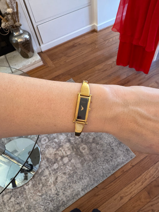 90s GUCCI 1500L Black Dial Gold Bangle Watch